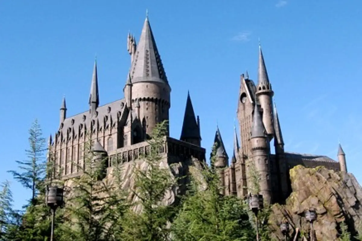 Cenários de Filmes Famosos na Arquitetura: Transformando Ficção em Realidade através de Surpreendentes Revelações e 5 Projetos Incríveis escola de hogwarts