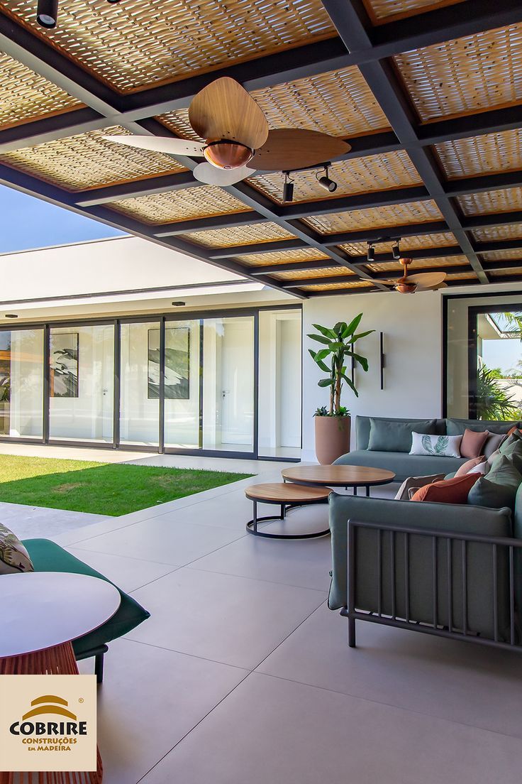 Pergolado versátil e sustentável: uma oásis de conforto e estilo em seu jardim.
