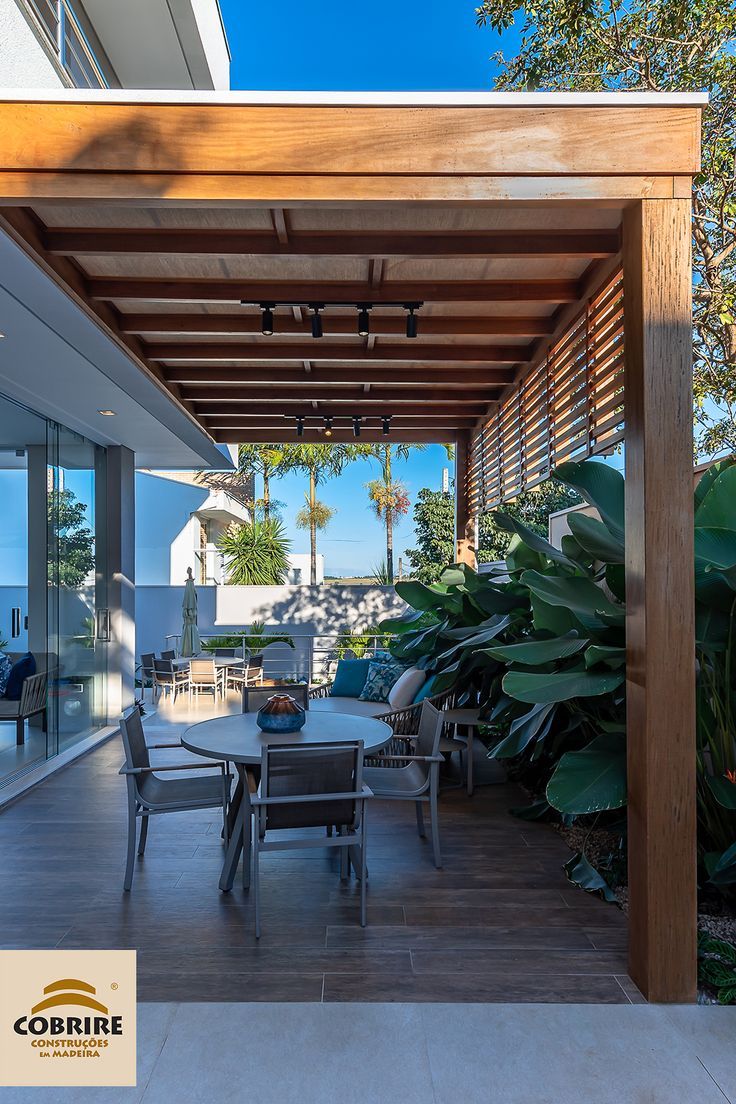 Pergolado versátil e sustentável: uma oásis de conforto e estilo em seu jardim.