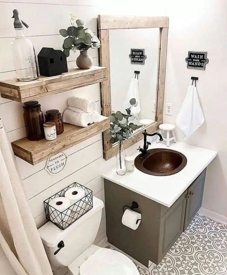 Banheiro retrô: Explore 40 ideias e crie um espaço cheio de charme e nostalgia. Veja como fazer! 17 Além disso, mesclar elementos retrô com uma decoração mais moderna costuma dar muito certo.