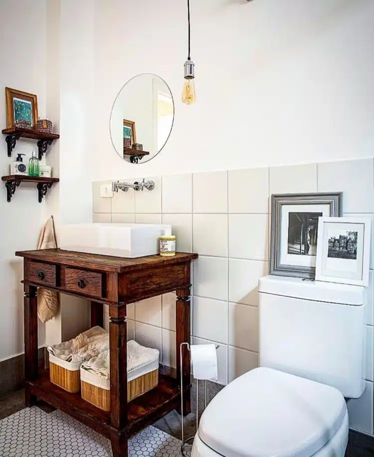 Banheiro retrô: Explore 40 ideias e crie um espaço cheio de charme e nostalgia. Veja como fazer! 5 Investindo em algumas peças, é possível criar um ambiente charmoso e aconchegante.
