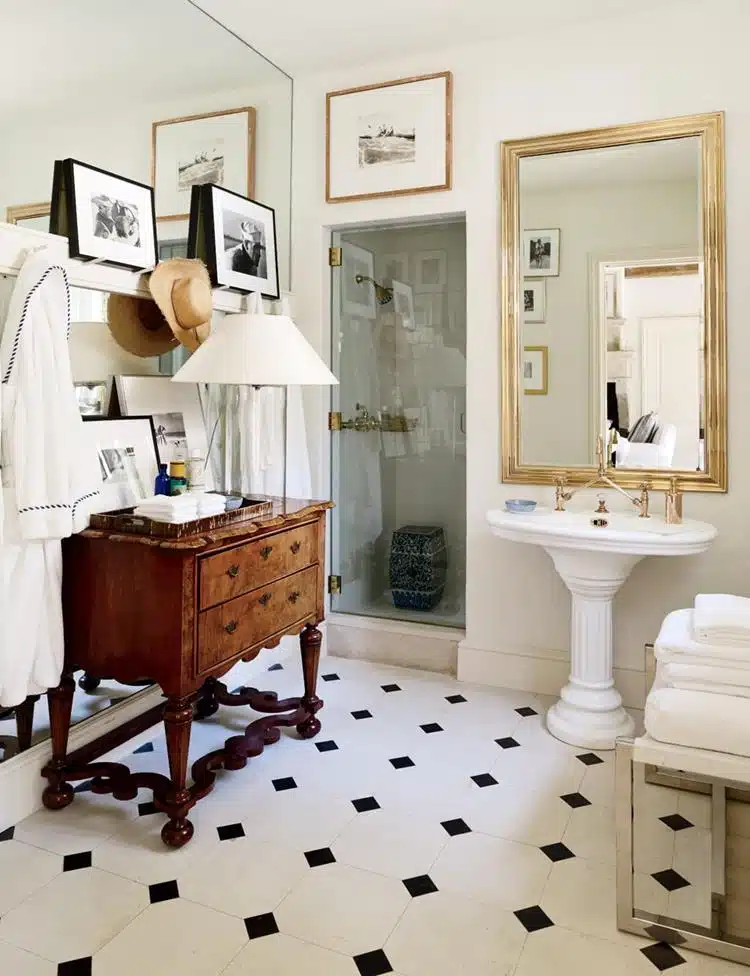 Banheiro retrô: Explore 40 ideias e crie um espaço cheio de charme e nostalgia. Veja como fazer! 13 Decoração de banheiro pequeno retrô.
