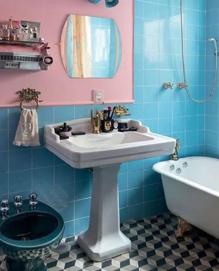 Banheiro retrô: Explore 40 ideias e crie um espaço cheio de charme e nostalgia. Veja como fazer! 20 Reúne elementos como ladrilhos hidráulicos, pastilhas, azulejos coloridos e banheira.