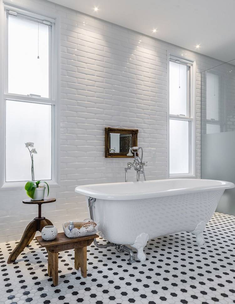 Banheiro retrô: Explore 40 ideias e crie um espaço cheio de charme e nostalgia. Veja como fazer! 12 O azulejo de metrô hoje já é um clássico retrô muito utilizado em banheiros desse estilo.