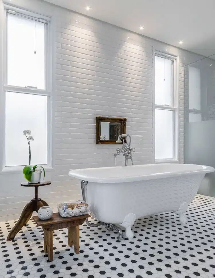 Banheiro retrô: Explore 40 ideias e crie um espaço cheio de charme e nostalgia. Veja como fazer! 12 O azulejo de metrô hoje já é um clássico retrô muito utilizado em banheiros desse estilo.