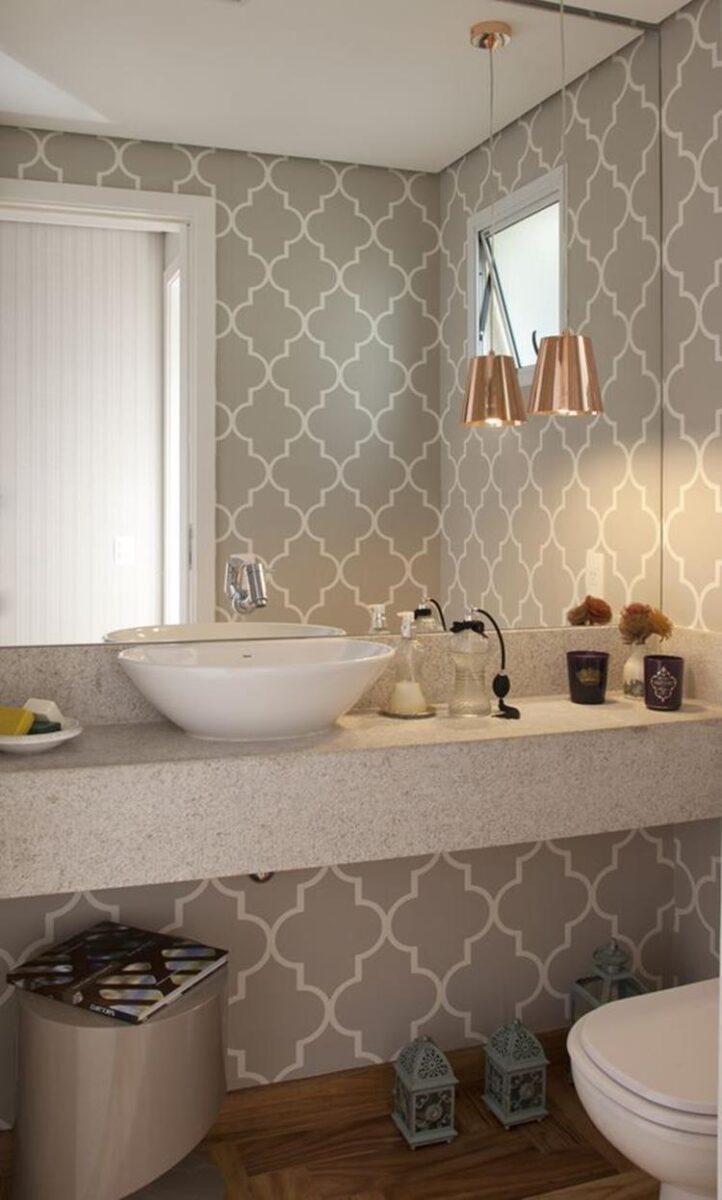 Banheiro retrô: Explore 40 ideias e crie um espaço cheio de charme e nostalgia. Veja como fazer! 8 Os adesivos para azulejos, móveis e papéis de paredes podem te ajudar a chegar no efeito desejado sem muito trabalho.