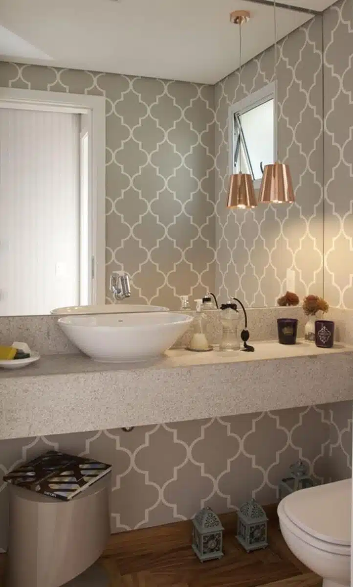 Banheiro retrô: Explore 40 ideias e crie um espaço cheio de charme e nostalgia. Veja como fazer! 8 Os adesivos para azulejos, móveis e papéis de paredes podem te ajudar a chegar no efeito desejado sem muito trabalho.