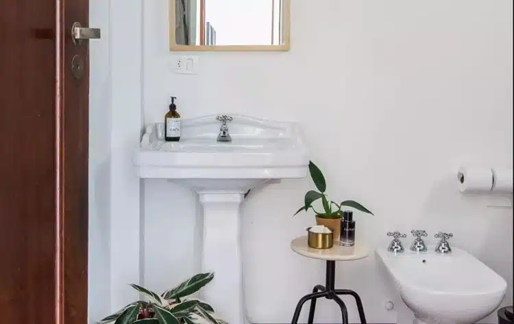 Banheiro retrô: Explore 40 ideias e crie um espaço cheio de charme e nostalgia. Veja como fazer! 19 Para fazer um banheiro retrô, não é necessário uma grande reforma, basta investir nos acessórios certos.