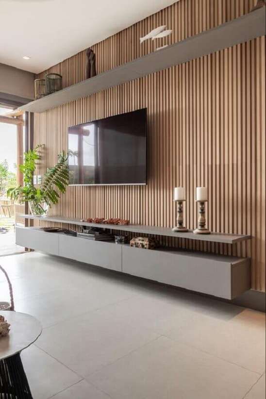 Inspire-se com mais de 40 Ideias de Decoração para Sala de TV 4 5. Esse tipo de elemento consiste na organização de ripas de madeira naturais que são organizadas lado a lado para compor toda a parede e formar uma painel para sua tv.