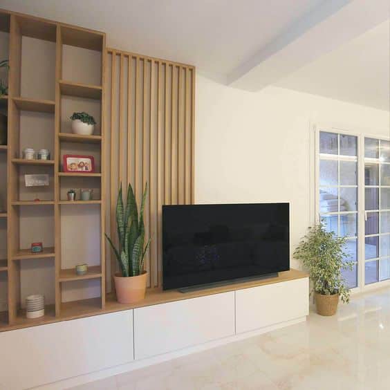 Inspire-se com mais de 40 Ideias de Decoração para Sala de TV 12 13. Esse é um outro exemplo, diante do qual podemos destacar ainda a harmonia gerada pelos elementos a partir do uso de uma madeira de mesma tonalidade.