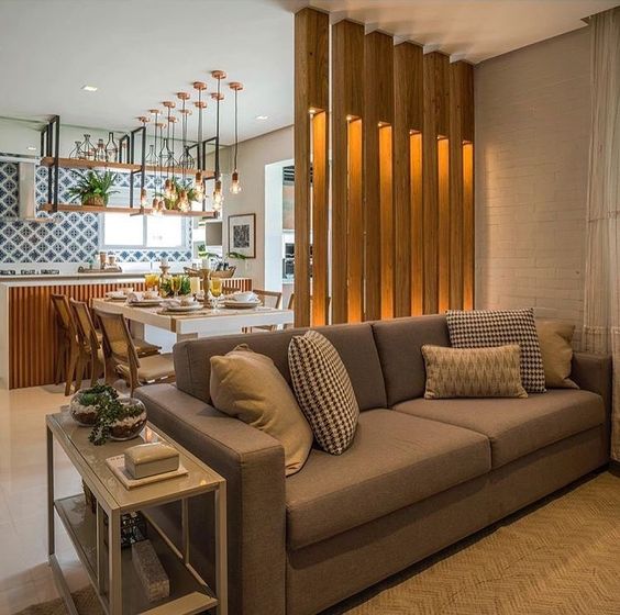 Inspire-se com mais de 40 Ideias de Decoração para Sala de TV 15 16. Vale citar ainda que a divisão não precisa ser feita por todo o espaço. Quando colocada em uma das áreas, ela já cumpre bem a sua função sem quebrar o efeito de amplitude.
