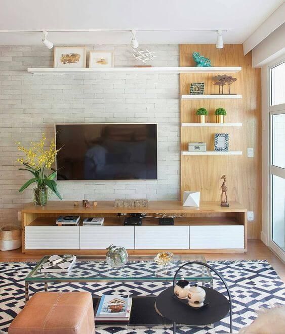 Inspire-se com mais de 40 Ideias de Decoração para Sala de TV 17 18. Para conseguir dispor das decorações que deseja, incluindo elementos pontuais, nossa dica é o uso de prateleiras. Com um excelente custo-benefício, ela nos garante um maior espaço!
