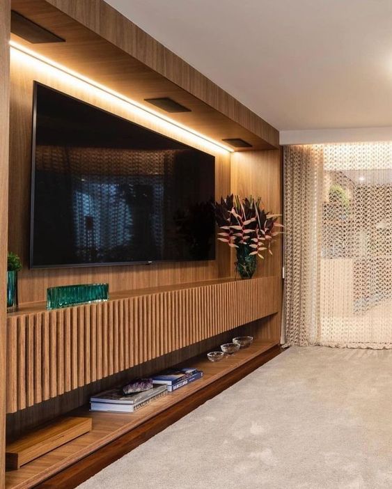 Inspire-se com mais de 40 Ideias de Decoração para Sala de TV 19 20. O espaço inferior da estante pode acabar sendo aproveitado por você. Mas atenção, se tiver animais de estimação pode acabar não sendo uma boa ideia, já que itens podem ser quebrados por eles diante do fácil acesso.