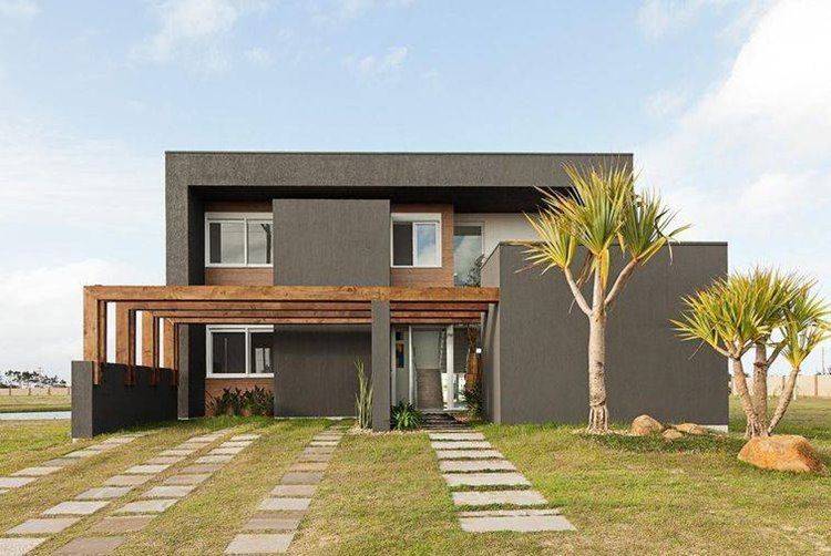 7 Vantagens de Ter uma Casa Caixote e 30 ideias para se inspirar! 11 Telhado embutido com detalhes de madeira na fachada.