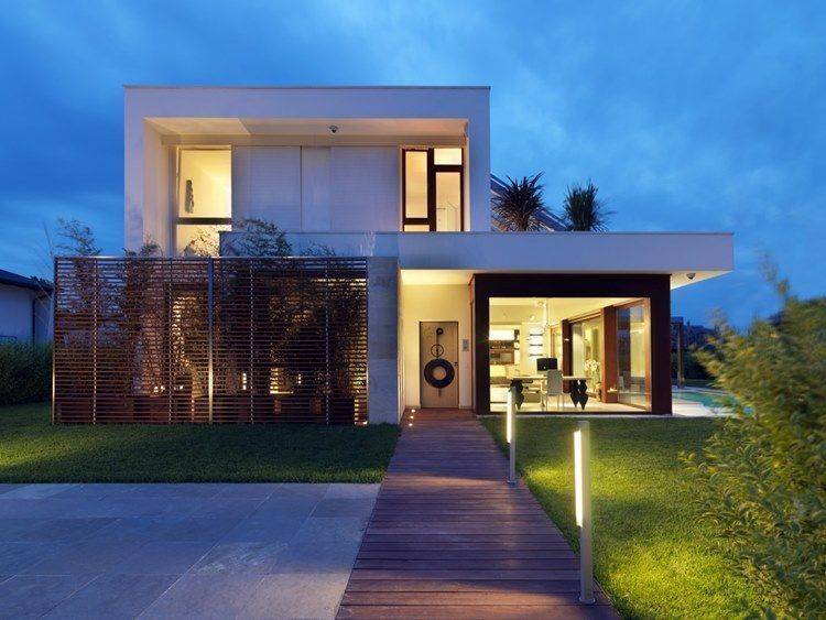 7 Vantagens de Ter uma Casa Caixote e 30 ideias para se inspirar! 15 Telhado embutido agregando modernidade ao projeto arquitetônico.