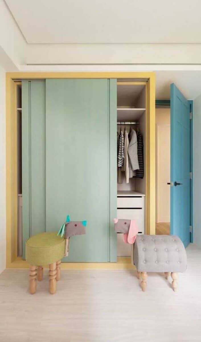 15 Modelos de Guarda-Roupa Planejado para Quartos Pequenos que Inspiram 14 Guarda-roupa planejado colorido para quarto de crianças.