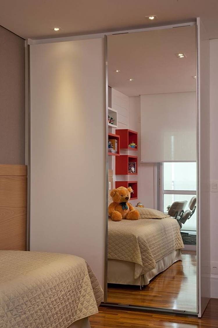 15 Modelos de Guarda-Roupa Planejado para Quartos Pequenos que Inspiram 15 Guarda-roupa planejado com portas de correr, valoriza o espaço.