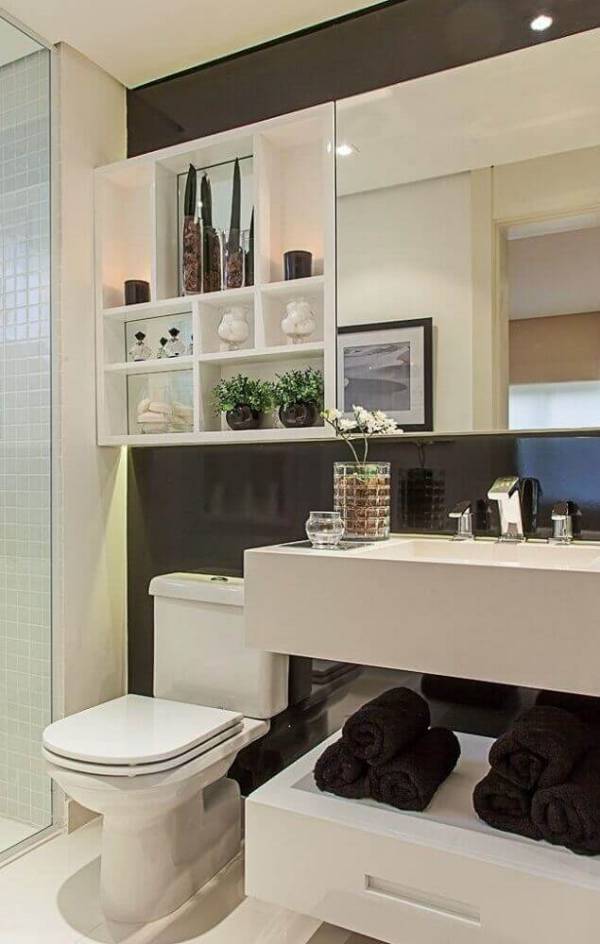 13 Dicas para um Banheiro Planejado e Funcional que Você Vai Amar 4 Spots centralizam o foco de luz onde é necessário.