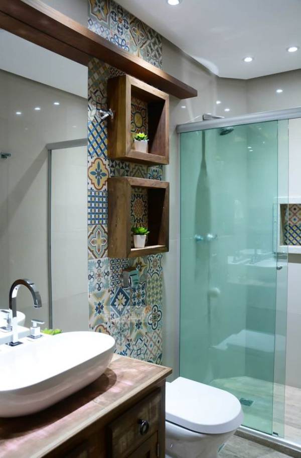13 Dicas para um Banheiro Planejado e Funcional que Você Vai Amar 12 Decoração com azulejos estampados poderá ser o foco do seu banheiro.