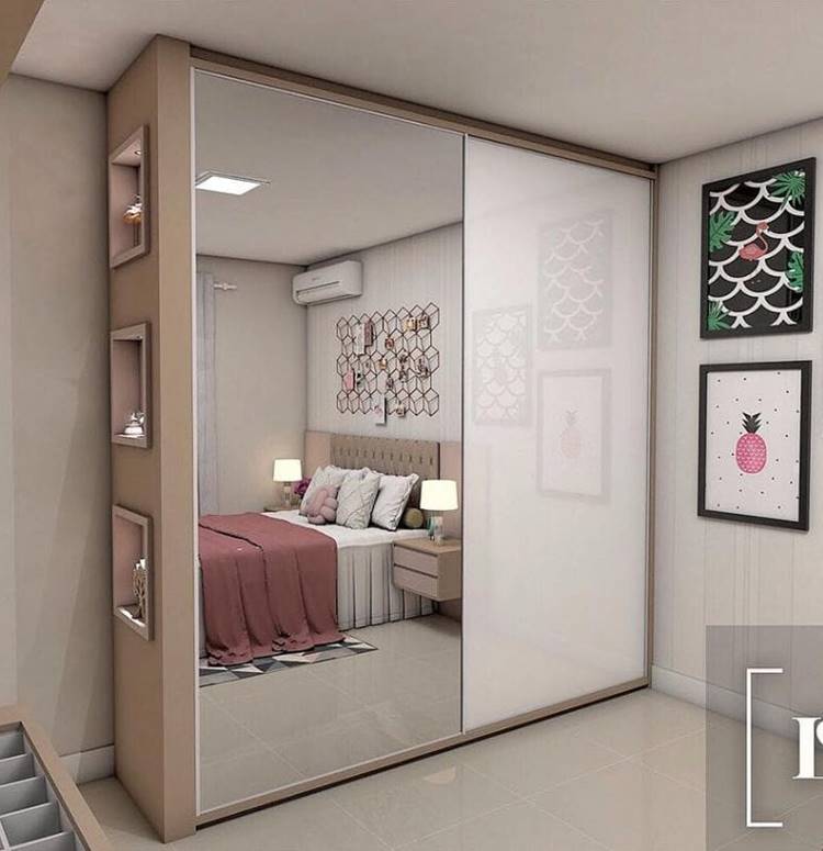 15 Modelos de Guarda-Roupa Planejado para Quartos Pequenos que Inspiram 20 Guarda-roupa planejado com espelho e lateral de nichos, combinação perfeita.