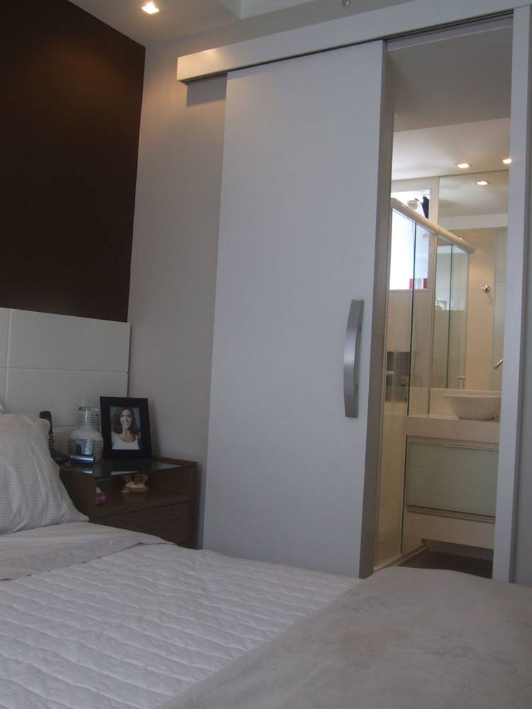 13 Modelos de Porta para Quarto que Você Vai Amar 14 Porta de correr, útil para economizar espaço, também adequada para banheiros.