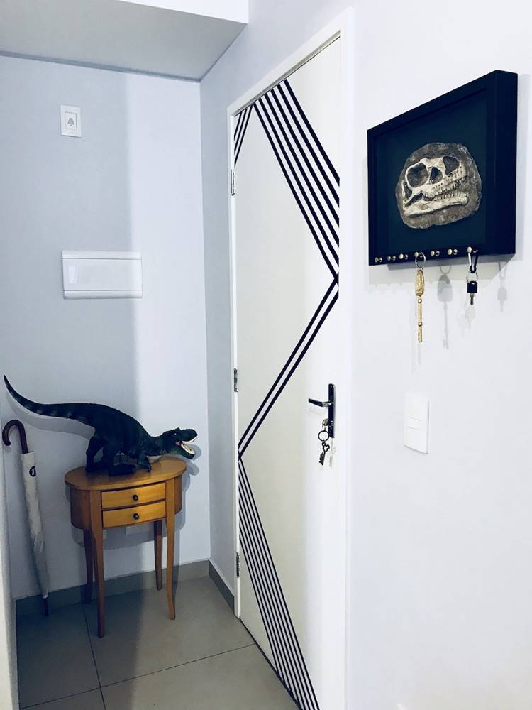 13 Modelos de Porta para Quarto que Você Vai Amar 20 Porta decorada combinando branco e preto.