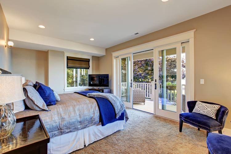 13 Modelos de Porta para Quarto que Você Vai Amar 19 Porta de vidro, oferecendo uma visão ampla do ambiente externo.
