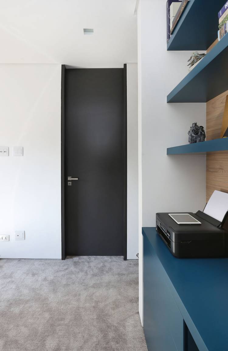 13 Modelos de Porta para Quarto que Você Vai Amar 18 Porta preta, proporciona um ar de sofisticação ao quarto.