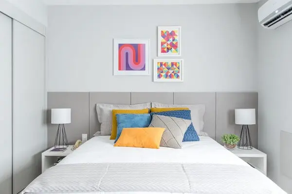 7 Ideias para Decorar um Quarto Simples 3 Parede e móveis brancos compõem a decoração de quarto de casal simples