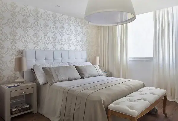 7 Ideias para Decorar um Quarto Simples 4 Decoração de quarto de casal simples em tons neutros