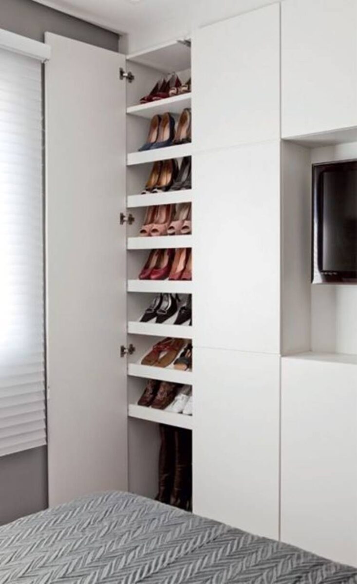 15 Modelos de Guarda-Roupa Planejado para Quartos Pequenos que Inspiram 9 Guarda-roupa planejado com sapateira para melhor organização.