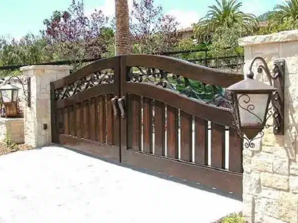 7 Ideias para Decorar a Entrada de Chácara 4 Portão feito de madeira na entrada da chácara.