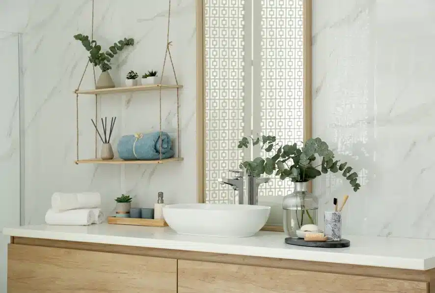 5 Acessórios Inteligentes para Banheiro: Transforme Seu Espaço com Escolhas Certas 2 Banheiro branco e amadeirado com acessórios na bancada