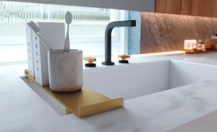 5 Acessórios Inteligentes para Banheiro: Transforme Seu Espaço com Escolhas Certas 6 Bandeja dourada sobre a mesa