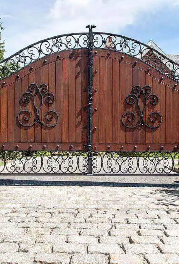 7 Ideias para Decorar a Entrada de Chácara 6 Arabescos em ferro na estrutura do portão de entrada de chácara.