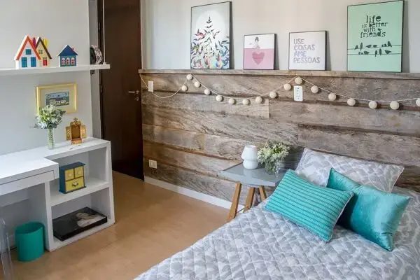 7 Ideias para Decorar um Quarto Simples 8 Cabeceira de madeira demolição compõem a decoração do quarto de menina simples