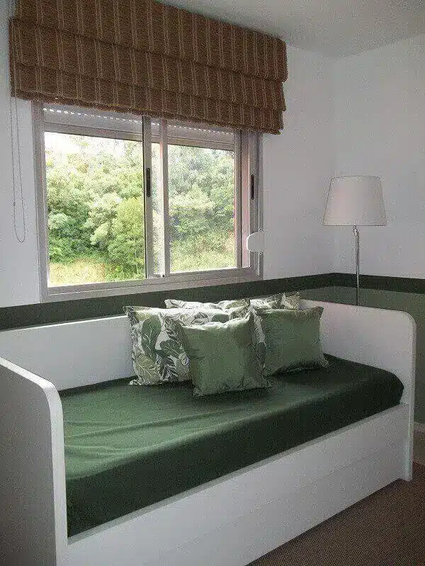 7 Ideias para Decorar um Quarto Simples 11 Cama embutida com gavetas compõem a decoração do quarto simples