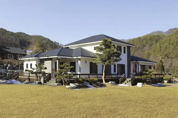 7 Ideias para Decorar a Entrada de Chácara 8 Casa de chácara branca com telhado escuro.