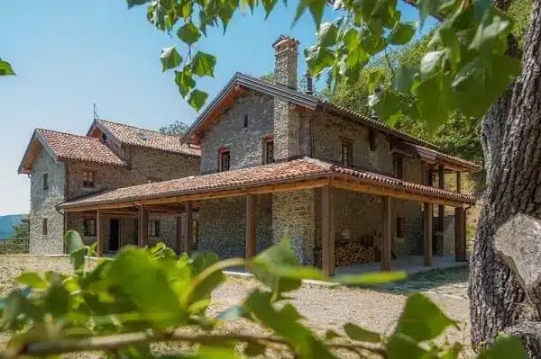 7 Ideias para Decorar a Entrada de Chácara 1 Casa de chácara com revestimento de pedras.