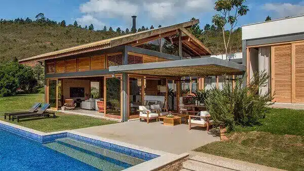 7 Ideias para Decorar a Entrada de Chácara 18 Casa de chácara com varanda e piscina.