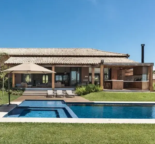 7 Ideias para Decorar a Entrada de Chácara 2 Casa de chácara térrea com piscina e churrasqueira.