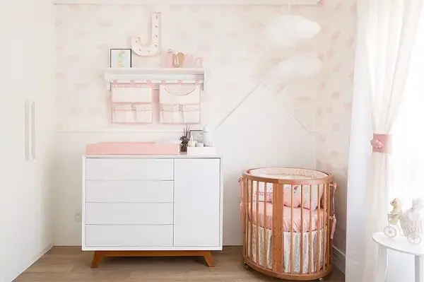 7 Ideias para Decorar um Quarto Simples 5 Decoração de quarto simples de bebê em tons rosa e branco