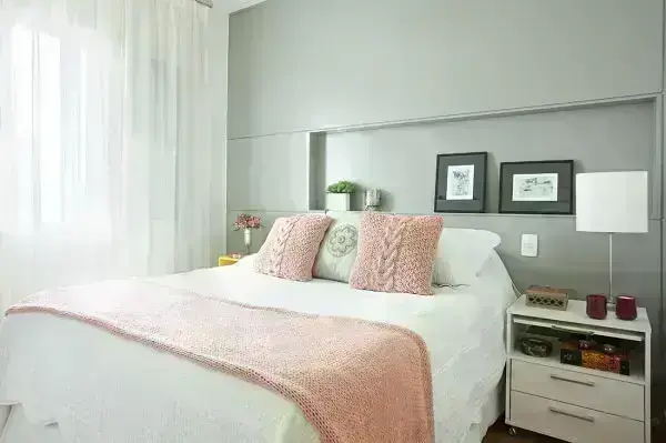 7 Ideias para Decorar um Quarto Simples 1 Decoração de quarto de casal simples utilizando nichos