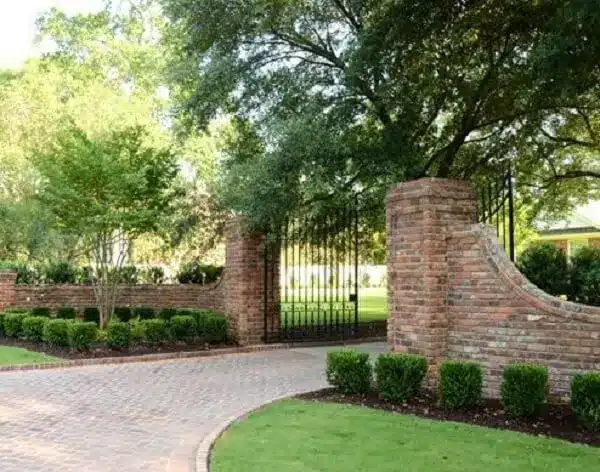 7 Ideias para Decorar a Entrada de Chácara 10 Jardins laterais que encantam a entrada de chácara.