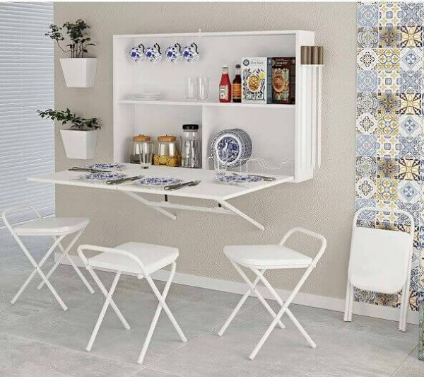 12 Tipos de Mesa Dobrável para Espaços Pequenos e Funcionais 16 Mesa dobrável com banquetas é ideal para quem também não tem espaço para cadeiras.