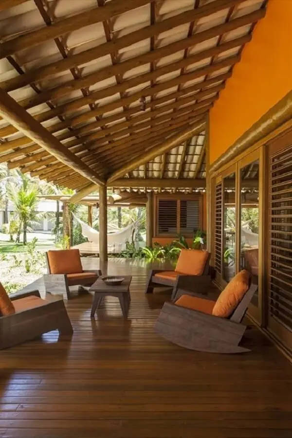 7 Ideias para Decorar a Entrada de Chácara 11 Mobiliário de madeira e plantas que complementam a decoração da casa de chácara.