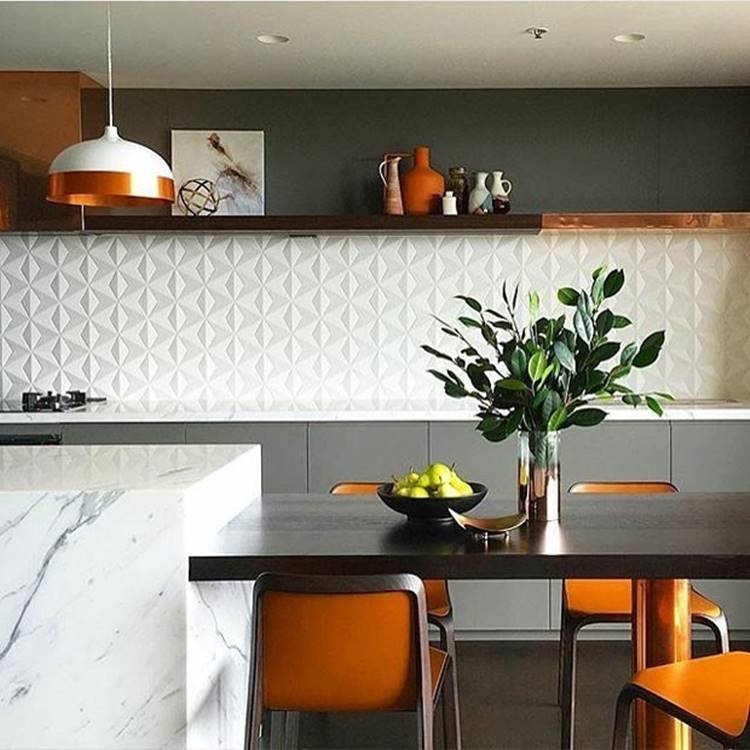 Nessa cozinha, foi utilizado um papel de parede com efeito 3D bem realista, nos fazendo imaginar que existe uma textura na parede.