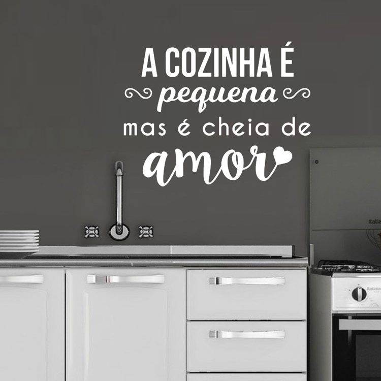 Além de remeter a figuras e acabamentos, há papéis de parede com frases. Esses possuem uma aplicação simples, bastando colocar a parte adesivada na área que desejar.