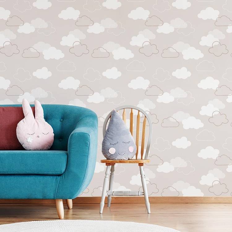 Com tema infantil. O papel de parede passa a ser mais delicado, focando em tons neutros que proporcionam tranquilidade para a rotina de sono da criança.