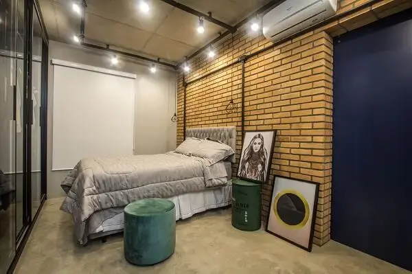 7 Ideias para Decorar um Quarto Simples 2 Parede de tijolinho compõem a decoração de quarto simples de casal